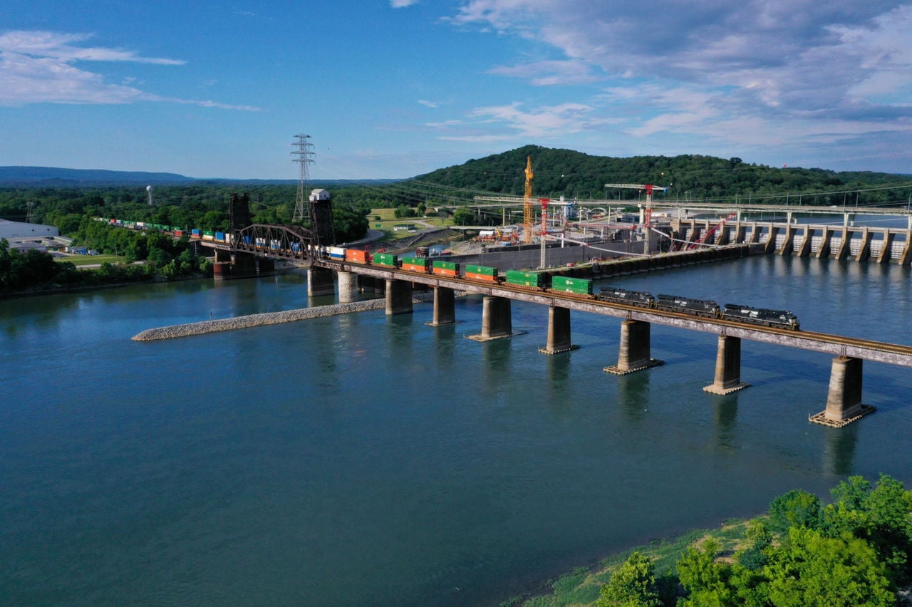 NS Intermodal Train – Tennessee River; Chattanooga, Tennessee